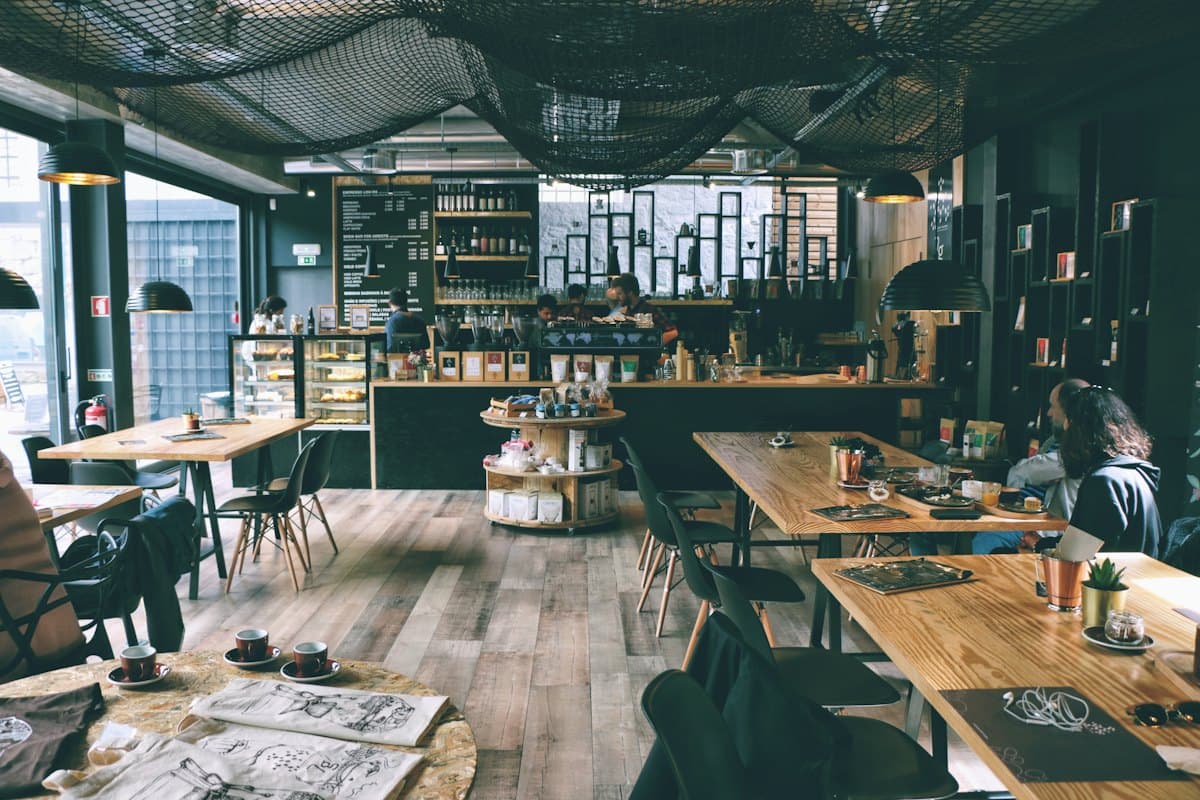 Salón de cafetería con mesas para grupos